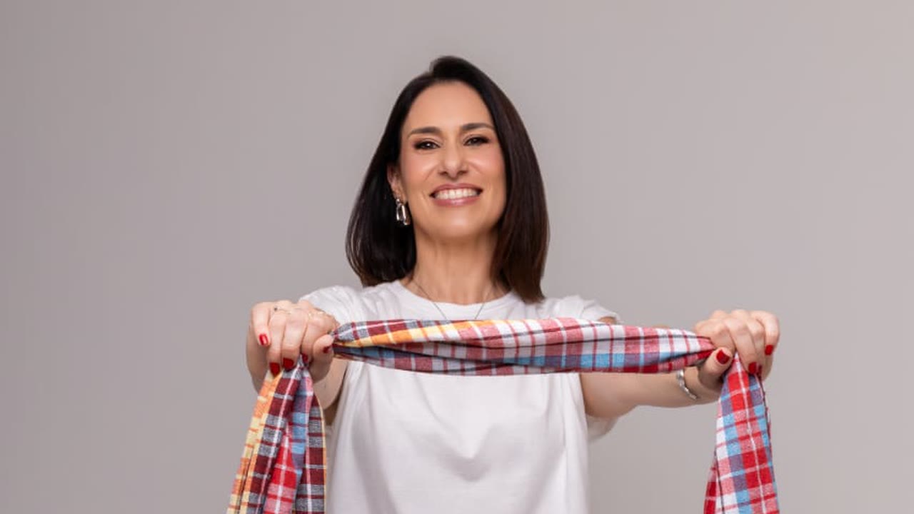Aline Daltio segurando o Pha Khaw Ma, pano tradicional tailandês