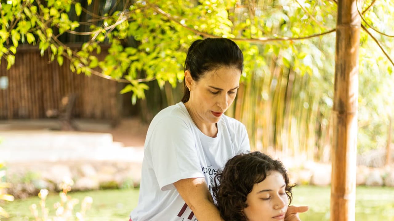 Aline Daltio em sessão de massagem terapêutica ao ar livre, em Bauru